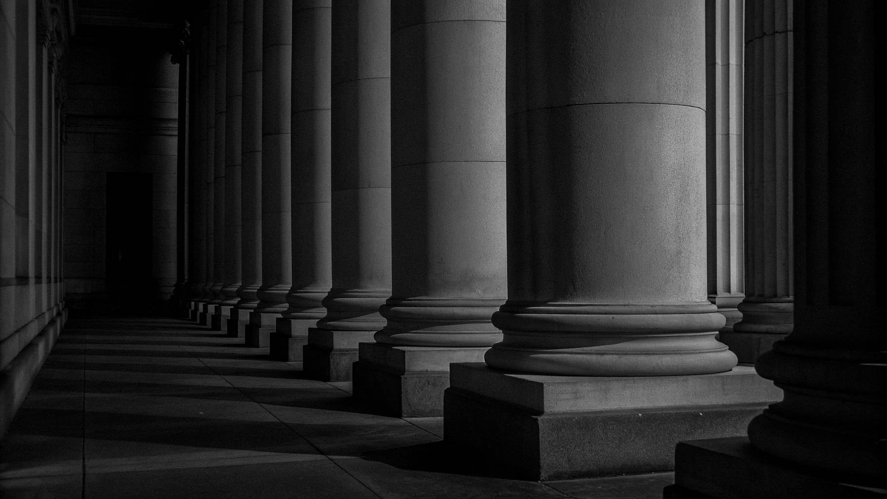 Métaphore visuelle d'une fondation architecturale